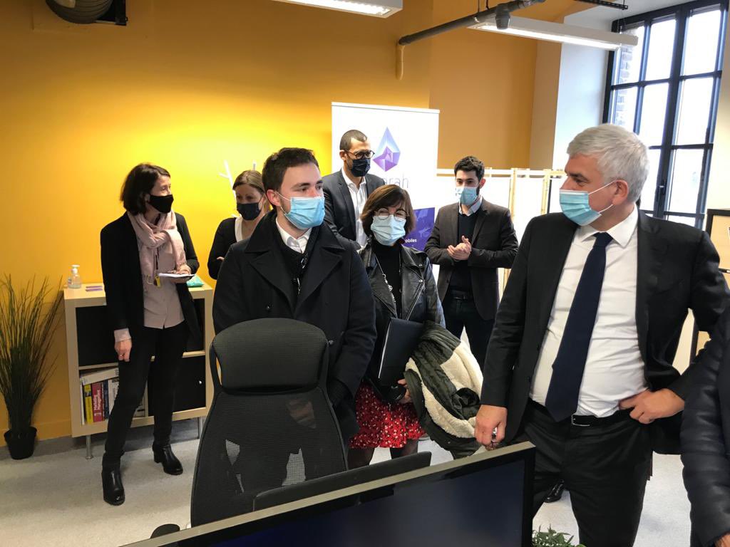 Herve_Morin's tweet photo. Rencontre avec des stagiaires et entreprises normandes engagées dans le dispositif régional de soutien aux jeunes diplômés.
La @RegionNormandie mobilise 11,3M€ pour permettre à ces 2000 jeunes d’acquérir rapidement une première expérience professionnelle durant la crise #COVID19 https://t.co/R4O9u0g91C