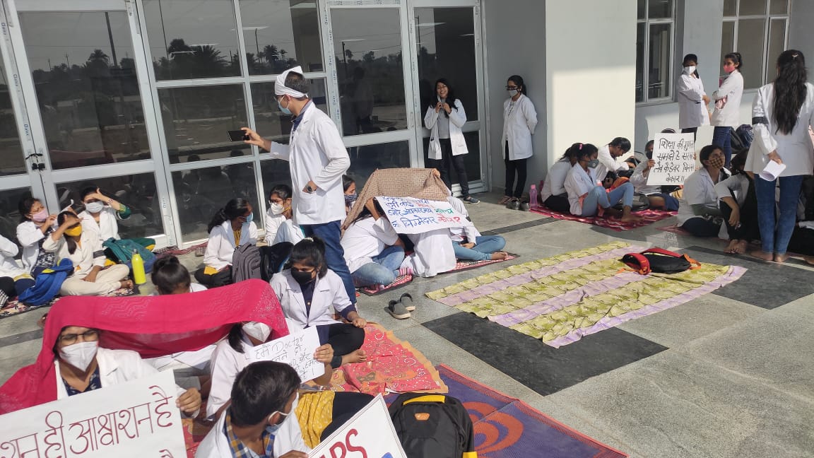 official_aimsa's tweet image. Day 2 of protest by students of Phulo jhano medical college and hospital.
#setUpLabs 
#savepjmch
#WeWantJustice 
@HemantSorenJMM @BannaGupta76 @sunilsoren_mp @DumkaDc @BasantSorenji