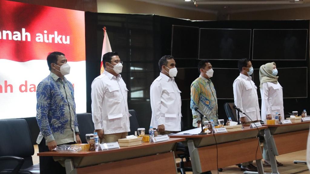 GarudaS31219946's tweet photo. Acara yang bertempat di DPP Partai Gerindra, dihadiri oleh 2 perwakilan dari KIP serta perwakilan Partai Gerindra, yakni Ahmad Muzani (Sekretaris Jenderal Partai Gerindra), Sugiono (Wakil Ketua Umum Partai Gerindra).

#GerindraPalingInformatif https://t.co/67TLklJ1NW