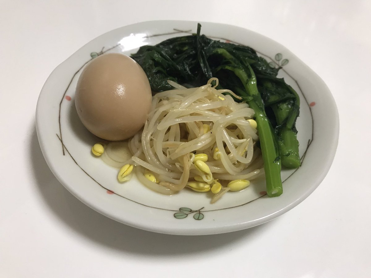 さく 限界おでん生活3日目 さすがに飽きてきたので味変 案外美味しいのよおでん出汁にくぐらせた春菊と豆もやし え 具材追加したらカサ増えるやろって ﾟdﾟ ｱｰｱｰｷｺｴﾅｰｲ