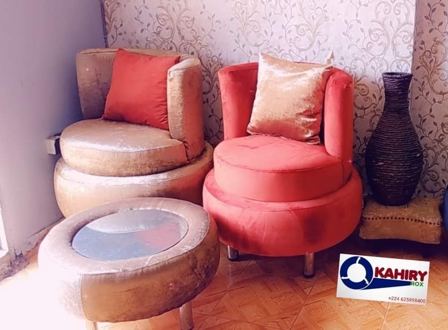 KahiryRox's tweet photo. Envie d'un mini salon déjà prêt, nous vous proposons ce mélange de couleurs orange terre cuite et doré.
 Assise : maxi confort  

Disponible à l'atelier de dixinn oasis 
Service client: +224 625998400

#kahiryrox #meuble #homedeco #coussins #tyrefurniture #ecoresponsable https://t.co/8NCKjEsI3h