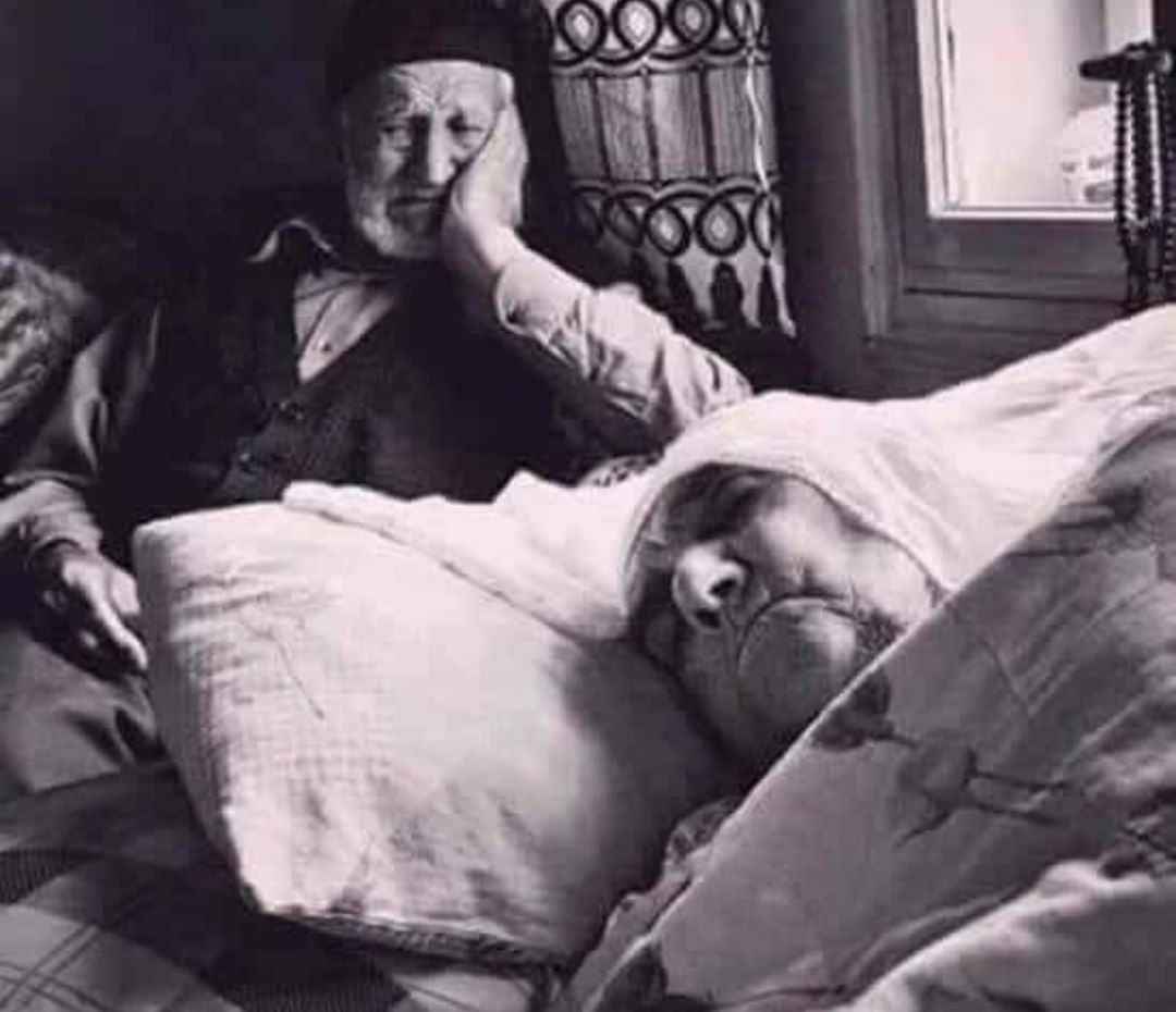 من أين جئتَ لها يا أيها الألمُ
وهي الدواء إذا ما مسّنا السّقمُ
خذ ما تشاء فداءً عن توجّعها
أوّاه  لو كانت الآلامُ تُقْتَسَمُ.!
#اللهم_اشفي_أمي