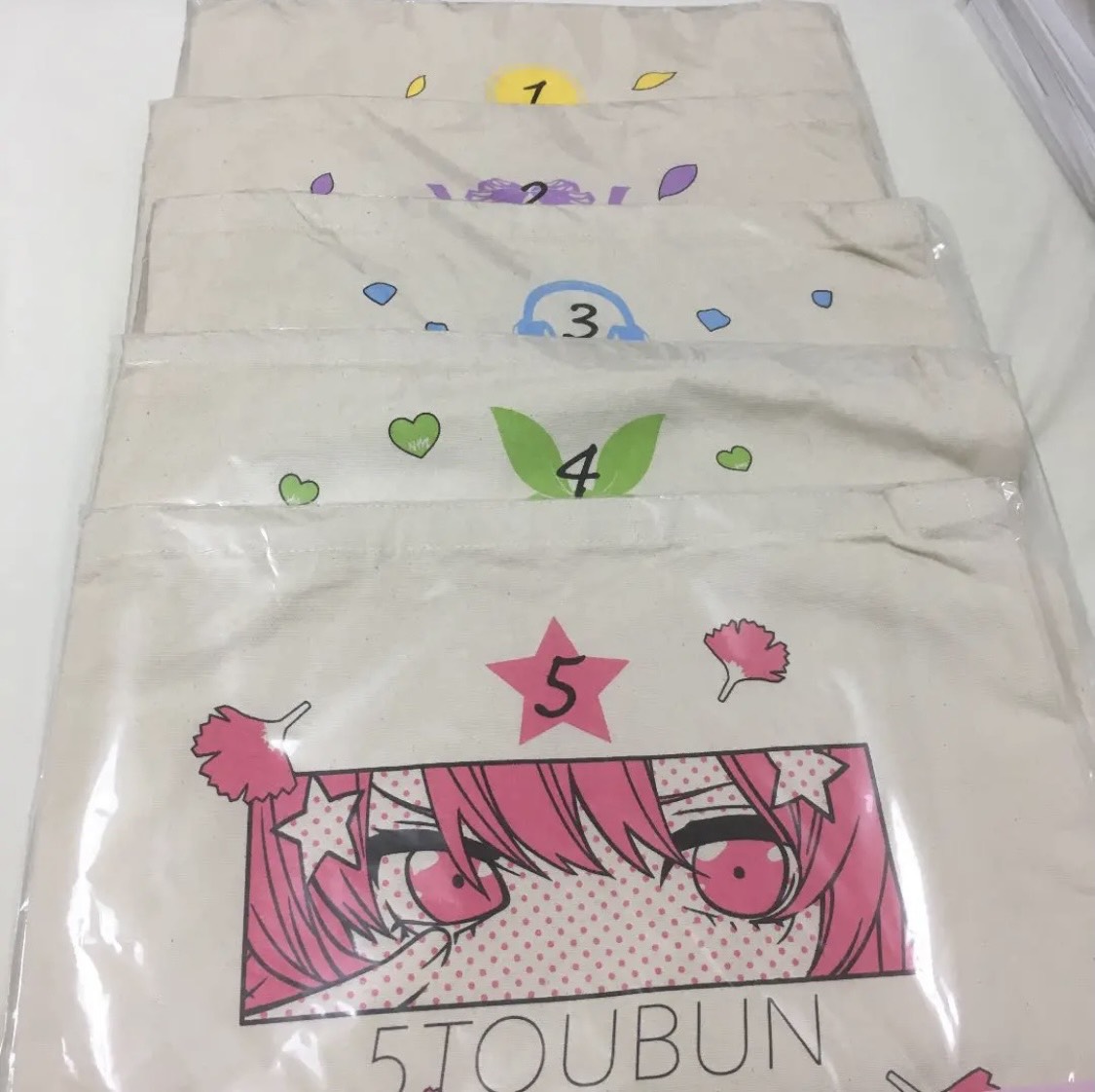 hpg_jo's tweet photo. 五等分の花嫁好きのための企画開催🎉

今回の企画は花嫁展祭り！
・ショルダートートセット
・スティッククッションセット
・三玖のヘッドホン

🎍応募方法🎍
・フォロー&amp;RT
・応募とリプ！

🎍応募期間🎍
1/17〆
明けましておめ��とうございます！
今年は2期もあるので豪華に！

#五等分の花嫁 https://t.co/M9LlahS5A1