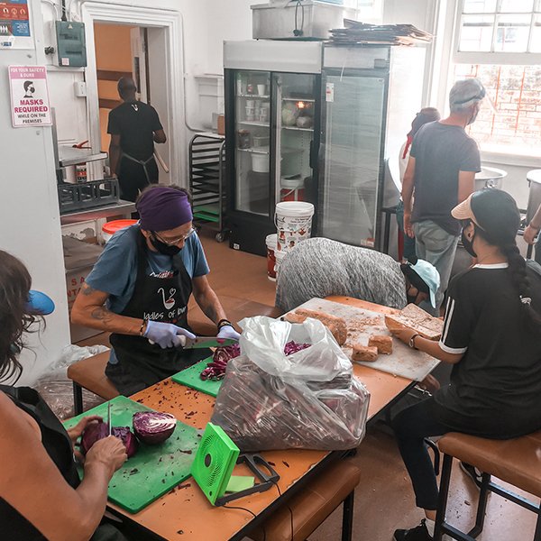 LadlesofLove's tweet photo. All about that volunteer life! There is never a dull moment in our soup kitchen here in #CapeTown at The Hope Exchange. From chopping, bagging, baking & cooking our #volunteers truly create the heart of the meal. Join the #Feed5000 event happening until 17 January https://t.co/5aacpmBhww