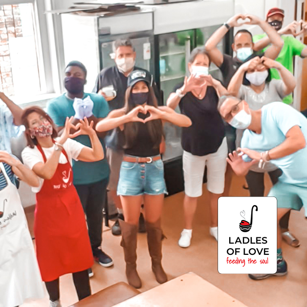 LadlesofLove's tweet photo. All about that volunteer life! There is never a dull moment in our soup kitchen here in #CapeTown at The Hope Exchange. From chopping, bagging, baking & cooking our #volunteers truly create the heart of the meal. Join the #Feed5000 event happening until 17 January https://t.co/5aacpmBhww