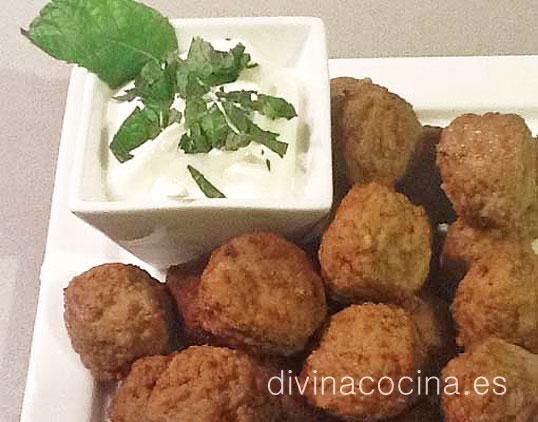 CulinariaPlus's tweet photo. Estas albóndigas de cordero y berenjena tienen un claro ascendente griego y un sabor inconfundible. https://t.co/QtryYHLcbt vía: @ElComidista https://t.co/di1jQbotkd