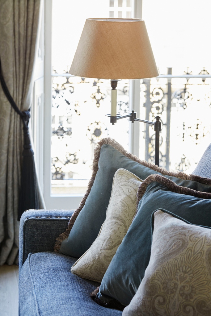 It's all in the details! We love the attention to the small things in this interior by <a href="/simshilditch/">Sims Hilditch</a>. These scatter cushions have been layered onto the end of a made-to-order L Shape Square Arm Signature Sofa.⁠
#georgesmithfurniture⁠ #simshilditch⁠
georgesmith.com/interior-desig…