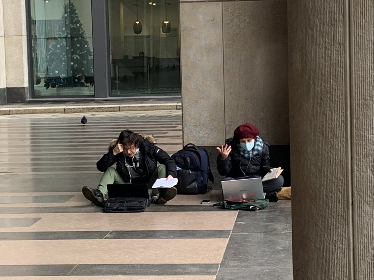 Avrebbero dovuto essere a #scuola e invece sono in piazza (qui <a href="/ComuneMI/">Comune di Milano</a> ).Insieme a tanti genitori e insegnanti, come me, per chiedere  #prioritaallascuola .Per chiedere cosa si sta davvero facendo per riaprirle (test di massa, mezzi, santificazione aria, ..?) e cosa aspettiamo