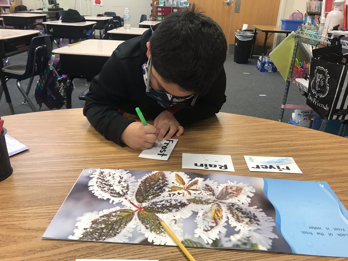 Peacelove1st's tweet photo. Previewing our nonfiction book and “planting” the forms of water we will read about will ensure success! 🤓 #preteach #nonfiction #readersareleaders @GlyndaleElemen1 @stormyeb https://t.co/qJihaul768
