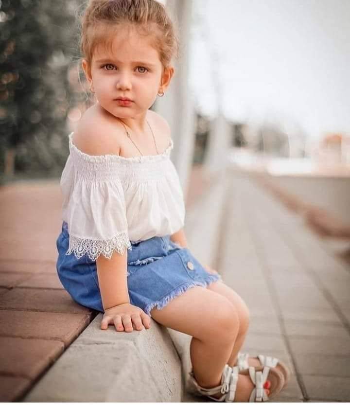 6wee6er's tweet photo. هل علينا أن نُخبر الأشخاص الجميلين كم أن الحياة مُشعةٌ بِهم أم إننا نكتفي بتأملهم ؟ https://t.co/sMs5F5tar3