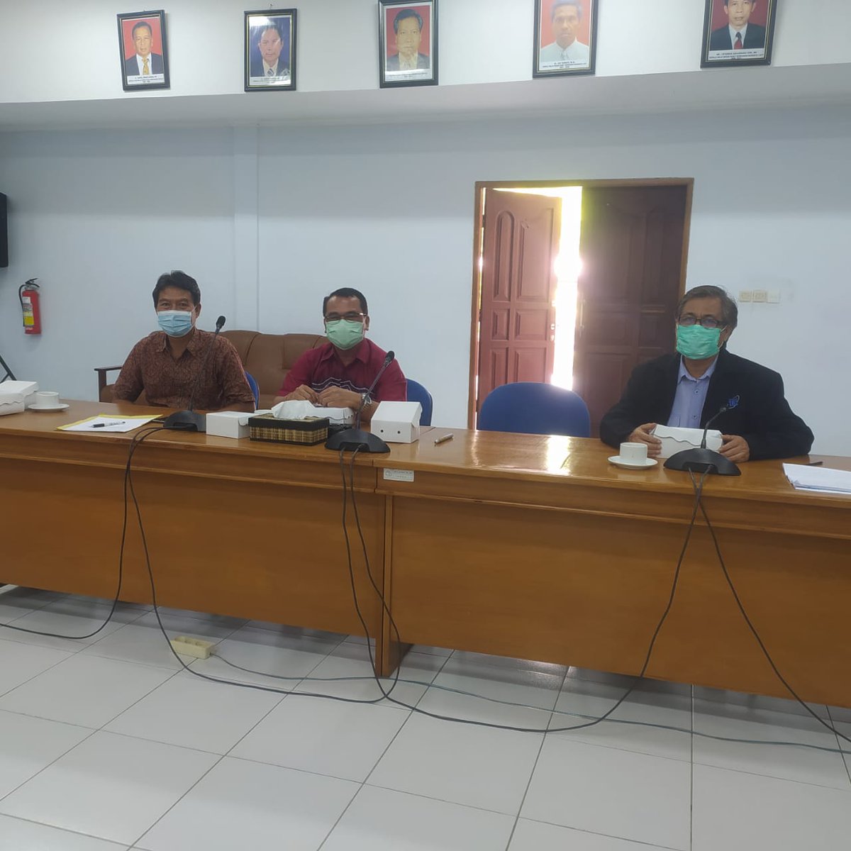 bpmkp_buleleng's tweet photo. Kunjungan kelompok ahli ekonomi bid.Kelautan dan Perikanan Sekda Pemprov Bali dlm rangka Audiensi terkait rancana pembangunan struktur dan pondasi ekonomi Kelautan Bali #KKPRebound 
@brsdm_kp 
@kkpgoid 
@pusriskan 
@puslatluhkp 
@sjariefwidjaja 
@saktitrenggono 
@YayanHikmayani https://t.co/q6zCX4OI0P