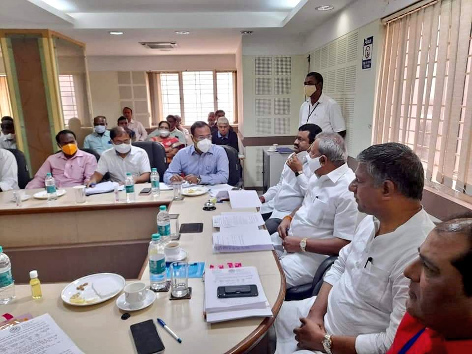 BelladArvind's tweet image. ಇಂದು ಹುಬ್ಬಳ್ಳಿಯ ಐಟಿ ಪಾರ್ಕ್ ನಲ್ಲಿ ನಗರಾಭಿವೃದ್ಧಿ ಸಚಿವರಾದ ಮಾನ್ಯ ಶ್ರೀ @BABasavaraja ಅವರ ಅಧ್ಯಕ್ಷತೆಯಲ್ಲಿ ಹುಧಾ ಮಹಾನಗರ ಪಾಲಿಕೆ, ಸ್ಮಾರ್ಟ್ ಸಿಟಿ, ನಗರಾಭಿವೃದ್ಧಿ ಇಲಾಖೆ, ನಗರ ನೀರು ಸರಬರಾಜು ಮತ್ತು ಒಳ ಚರಂಡಿ ನಿಗಮ ಹಾಗೂ #KUIDFC ಅಧಿಕಾರಿಗಳೊಂದಿಗೆ ಪ್ರಗತಿ ಪರಿಶೀಲನಾ ಸಭೆಯಲ್ಲಿ ಭಾಗವಹಿಸಲಾಯಿತು.

#Hubli | #Dharwad