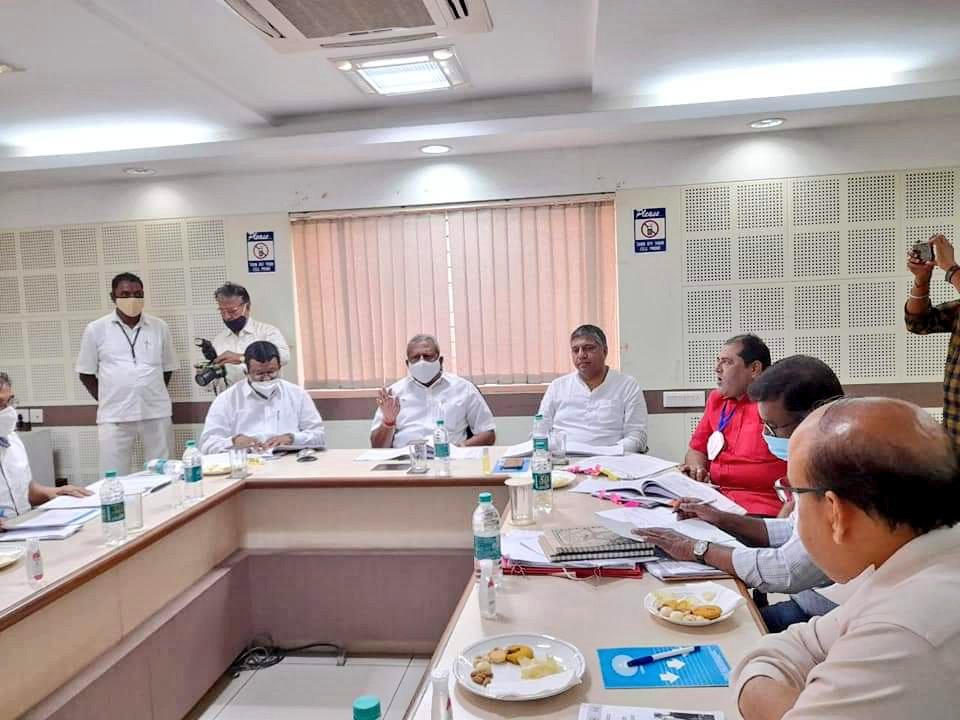 BelladArvind's tweet image. ಇಂದು ಹುಬ್ಬಳ್ಳಿಯ ಐಟಿ ಪಾರ್ಕ್ ನಲ್ಲಿ ನಗರಾಭಿವೃದ್ಧಿ ಸಚಿವರಾದ ಮಾನ್ಯ ಶ್ರೀ @BABasavaraja ಅವರ ಅಧ್ಯಕ್ಷತೆಯಲ್ಲಿ ಹುಧಾ ಮಹಾನಗರ ಪಾಲಿಕೆ, ಸ್ಮಾರ್ಟ್ ಸಿಟಿ, ನಗರಾಭಿವೃದ್ಧಿ ಇಲಾಖೆ, ನಗರ ನೀರು ಸರಬರಾಜು ಮತ್ತು ಒಳ ಚರಂಡಿ ನಿಗಮ ಹಾಗೂ #KUIDFC ಅಧಿಕಾರಿಗಳೊಂದಿಗೆ ಪ್ರಗತಿ ಪರಿಶೀಲನಾ ಸಭೆಯಲ್ಲಿ ಭಾಗವಹಿಸಲಾಯಿತು.

#Hubli | #Dharwad