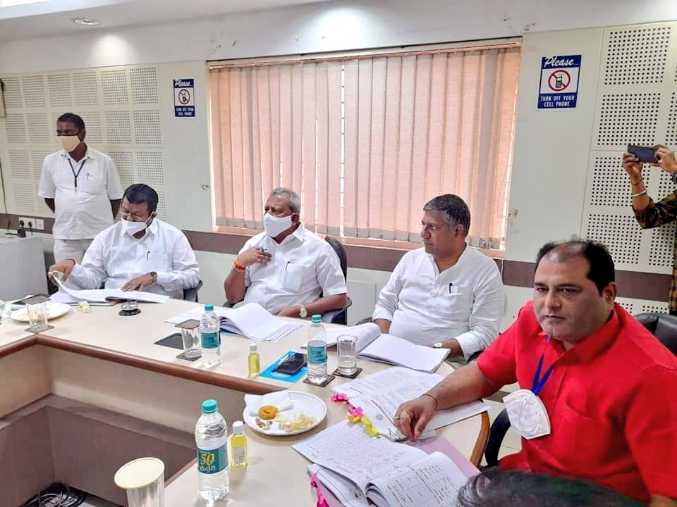 BelladArvind's tweet image. ಇಂದು ಹುಬ್ಬಳ್ಳಿಯ ಐಟಿ ಪಾರ್ಕ್ ನಲ್ಲಿ ನಗರಾಭಿವೃದ್ಧಿ ಸಚಿವರಾದ ಮಾನ್ಯ ಶ್ರೀ @BABasavaraja ಅವರ ಅಧ್ಯಕ್ಷತೆಯಲ್ಲಿ ಹುಧಾ ಮಹಾನಗರ ಪಾಲಿಕೆ, ಸ್ಮಾರ್ಟ್ ಸಿಟಿ, ನಗರಾಭಿವೃದ್ಧಿ ಇಲಾಖೆ, ನಗರ ನೀರು ಸರಬರಾಜು ಮತ್ತು ಒಳ ಚರಂಡಿ ನಿಗಮ ಹಾಗೂ #KUIDFC ಅಧಿಕಾರಿಗಳೊಂದಿಗೆ ಪ್ರಗತಿ ಪರಿಶೀಲನಾ ಸಭೆಯಲ್ಲಿ ಭಾಗವಹಿಸಲಾಯಿತು.

#Hubli | #Dharwad