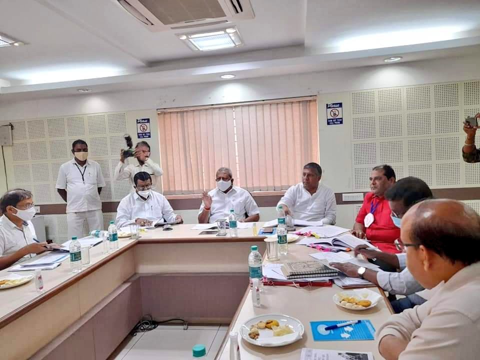 BelladArvind's tweet image. ಇಂದು ಹುಬ್ಬಳ್ಳಿಯ ಐಟಿ ಪಾರ್ಕ್ ನಲ್ಲಿ ನಗರಾಭಿವೃದ್ಧಿ ಸಚಿವರಾದ ಮಾನ್ಯ ಶ್ರೀ @BABasavaraja ಅವರ ಅಧ್ಯಕ್ಷತೆಯಲ್ಲಿ ಹುಧಾ ಮಹಾನಗರ ಪಾಲಿಕೆ, ಸ್ಮಾರ್ಟ್ ಸಿಟಿ, ನಗರಾಭಿವೃದ್ಧಿ ಇಲಾಖೆ, ನಗರ ನೀರು ಸರಬರಾಜು ಮತ್ತು ಒಳ ಚರಂಡಿ ನಿಗಮ ಹಾಗೂ #KUIDFC ಅಧಿಕಾರಿಗಳೊಂದಿಗೆ ಪ್ರಗತಿ ಪರಿಶೀಲನಾ ಸಭೆಯಲ್ಲಿ ಭಾಗವಹಿಸಲಾಯಿತು.

#Hubli | #Dharwad