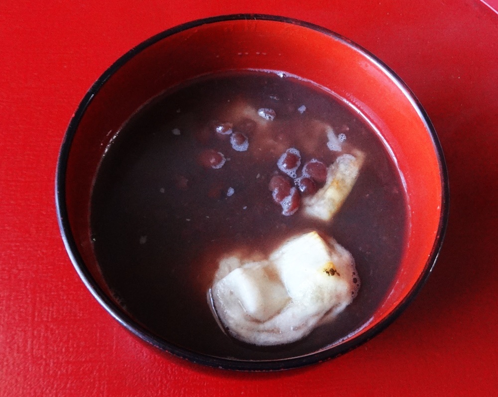 Fraulein_chiyo's tweet photo. 祖母が作ってくれた、おやつのお汁粉🥣🍵💕
ものが無い時代は、固くなった大福を煮たり、羊羹を溶かしてお汁粉にしたんだよ👵🫕という話を聞きながら🙂
#おやつ #おしるこ #Shiruko https://t.co/RyrIJ3bPoJ