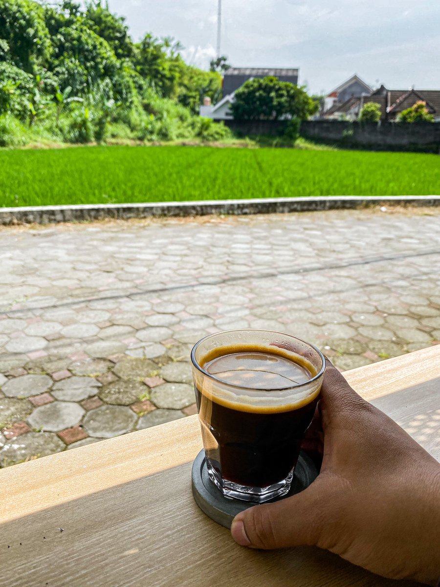 javafoodie_'s tweet photo. Pagi ini ke Cuena Coffee

Coffee Shop di daerah Candi Gebang, tepatnya di Perum Darussalam

Ini sebenernya cm rumah ownerny yg disulap halamanny jd outlet minimalis.
Menu andalannya Burgernya malahan, kmren pd rekomendasiin Unperfect

Asik bgt lama2 di sini, yg jaga masi ownernya https://t.co/8BveFkOMd0