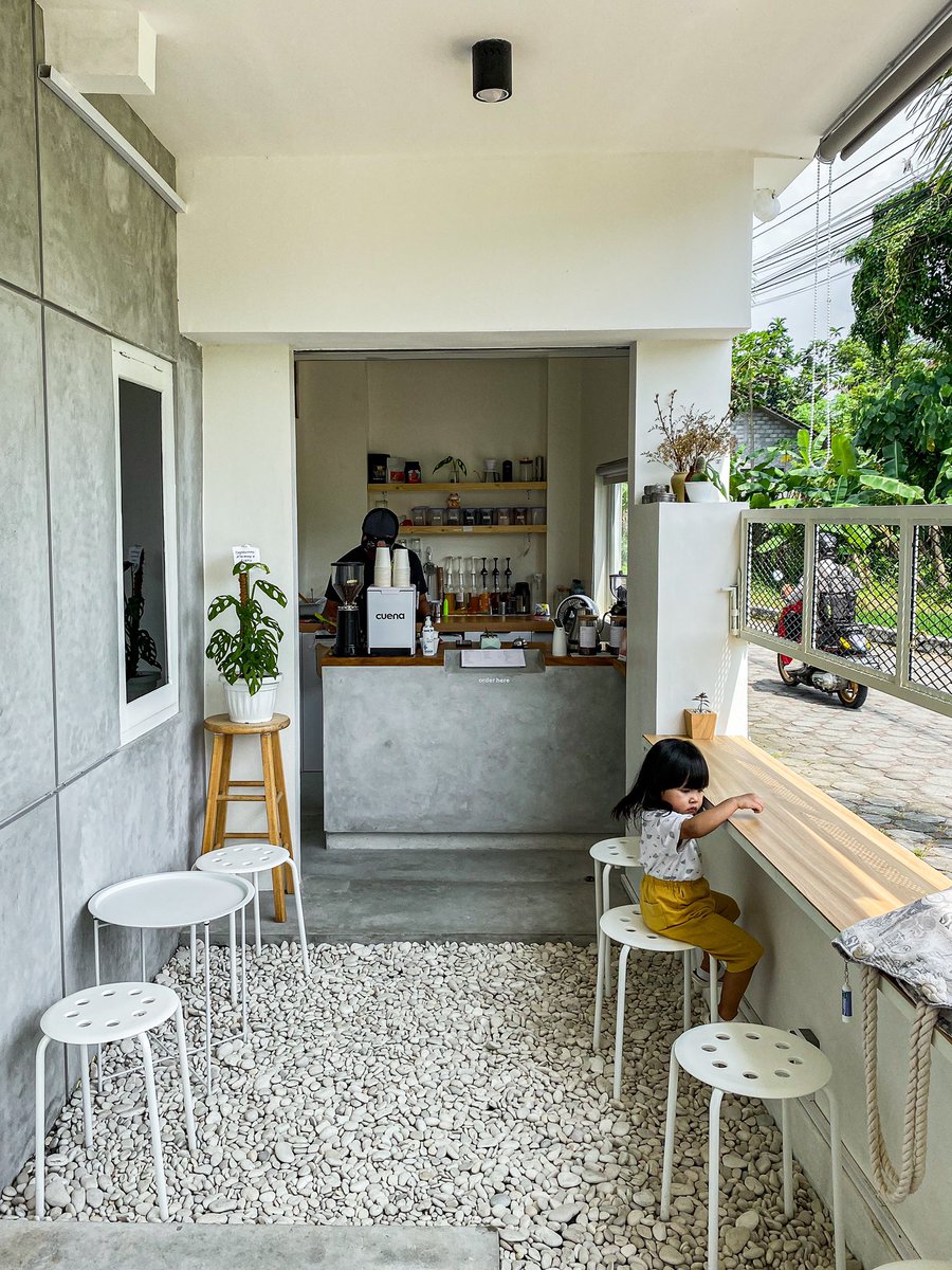 javafoodie_'s tweet photo. Pagi ini ke Cuena Coffee

Coffee Shop di daerah Candi Gebang, tepatnya di Perum Darussalam

Ini sebenernya cm rumah ownerny yg disulap halamanny jd outlet minimalis.
Menu andalannya Burgernya malahan, kmren pd rekomendasiin Unperfect

Asik bgt lama2 di sini, yg jaga masi ownernya https://t.co/8BveFkOMd0