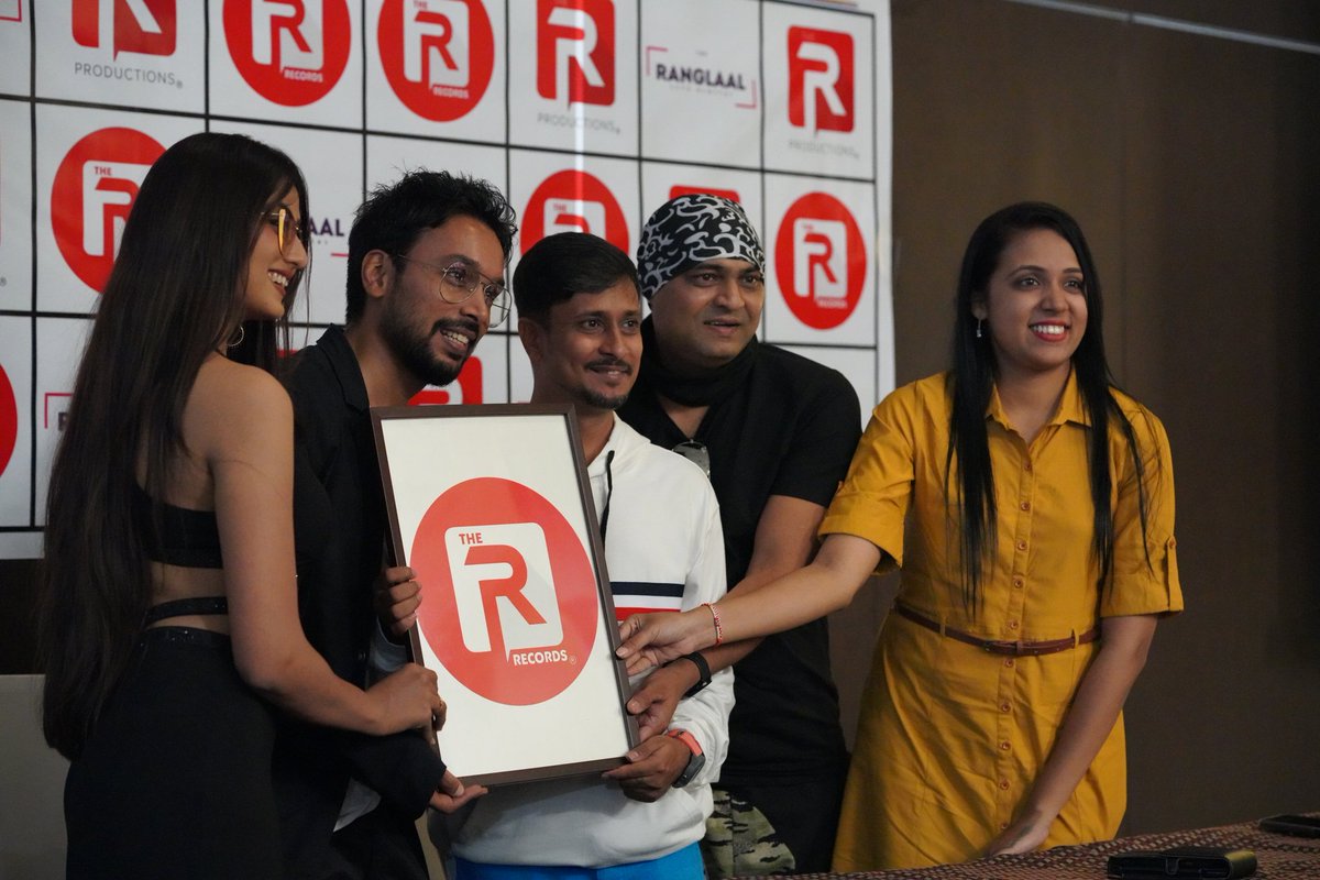 DESAIRUBIN's tweet photo. Without you guys, life would be a boring journey. Just like facebook without friends, like YouTube without videos and Google without search. Thank you for your constant support and attention. I love you all. 🙏 #TheRRecords #TheRanglaal #TheRProductions https://t.co/fyvVYUmpgi