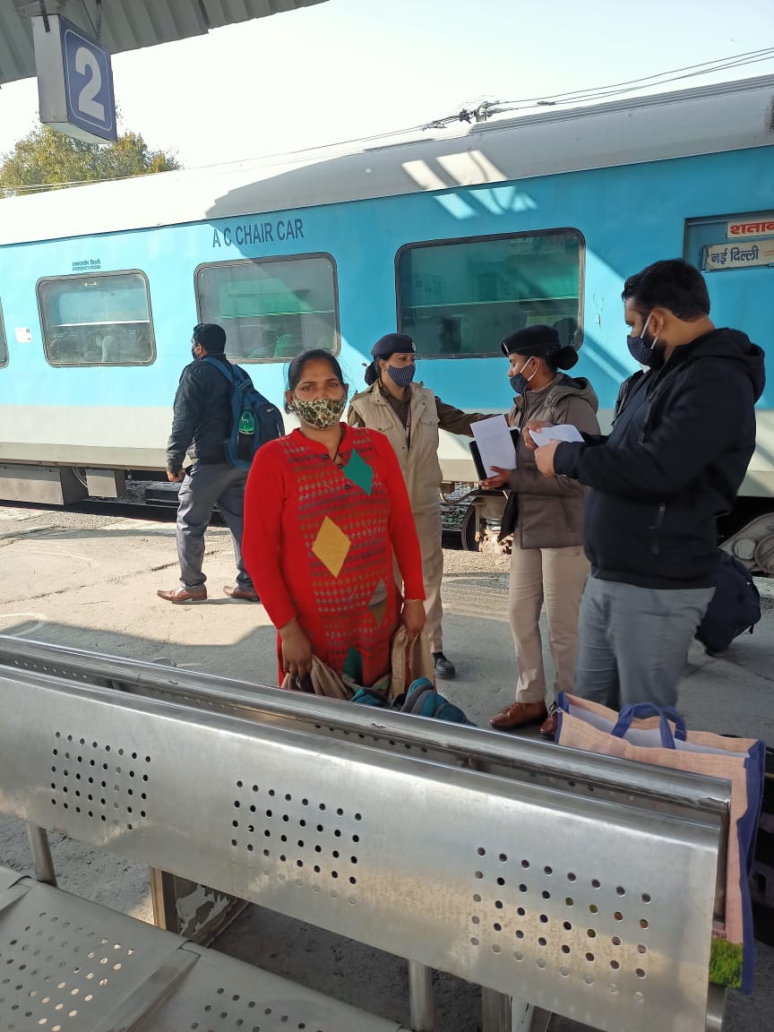 Date 07/01/2021
Train no 02040 attended by SIPF Manisha with LCT Rachna Pandey and  interacted with lady passengers travelling alone under " Meri saheli " Campaign and told them about 182 security help line no.