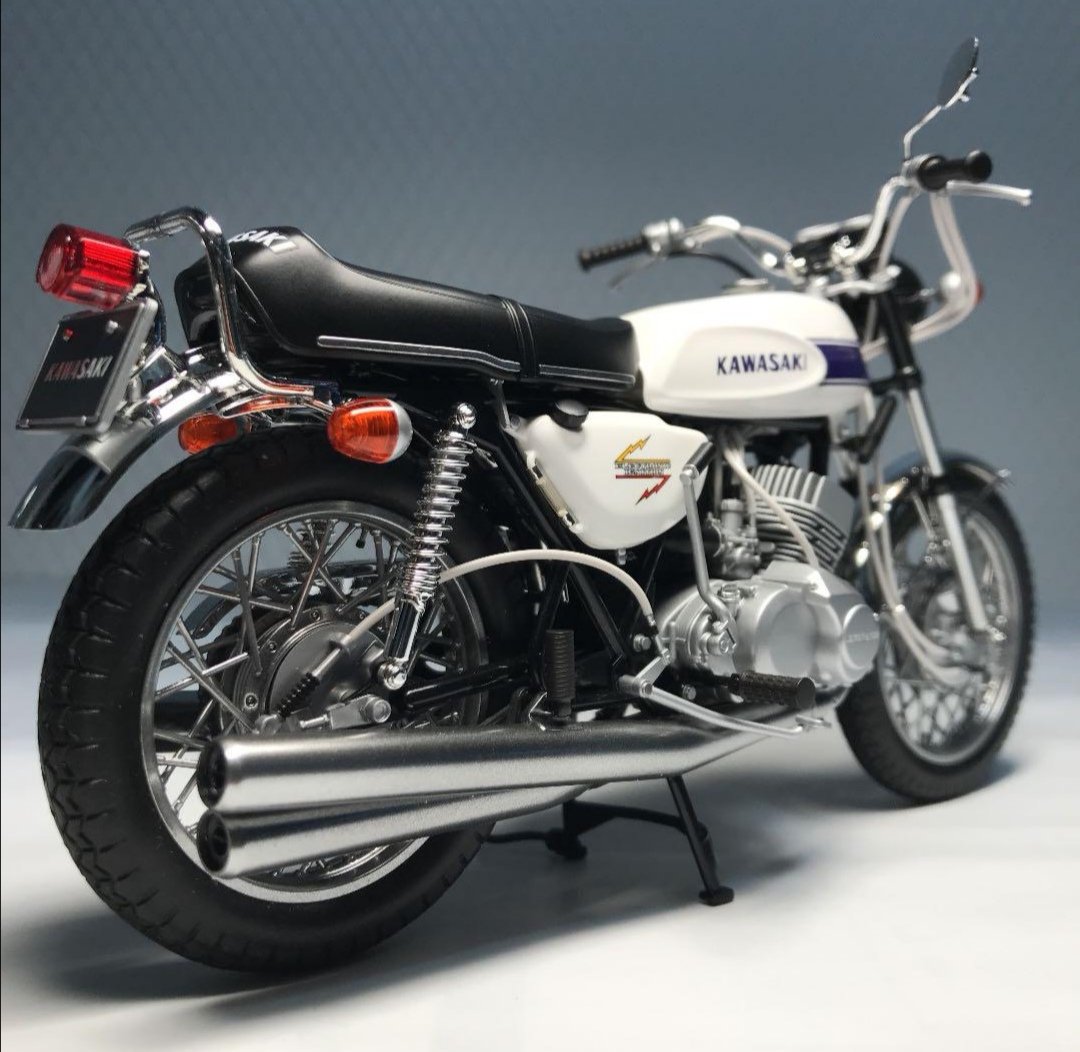 ハセガワから1/12のマッハⅢが出てる。

色もハンドルも、これが金野くんのマッハです。 