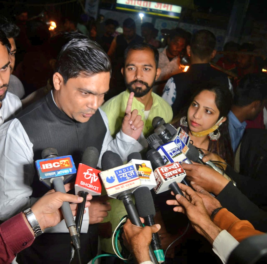 GaurNsui's tweet photo. अन्नदाताओं से गद्दारी,पूंजी पतियों से यारी नहीं चलेगी, काले कृषि कानूनों को वापस लेना होगा! 

जबलपुर @nsui  द्वारा काले कृषि कानूनों के खिलाफ  विशाल मशाल आक्रोश जुलूस में सम्मिलित हुआ 
#StudentsWithFarmers 
@MukulWasnik @OfficeOfKNath @digvijaya_28 @VTankha @Neerajkundan @INCMP https://t.co/XQ7ztsWU54