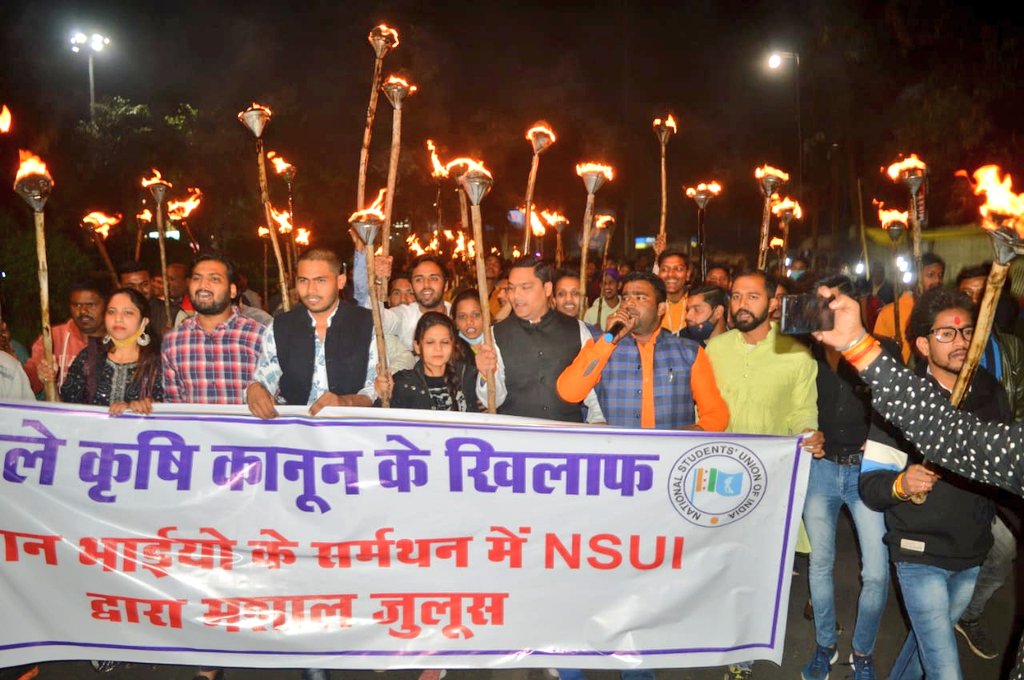 GaurNsui's tweet photo. अन्नदाताओं से गद्दारी,पूंजी पतियों से यारी नहीं चलेगी, काले कृषि कानूनों को वापस लेना होगा! 

जबलपुर @nsui  द्वारा काले कृषि कानूनों के खिलाफ  विशाल मशाल आक्रोश जुलूस में सम्मिलित हुआ 
#StudentsWithFarmers 
@MukulWasnik @OfficeOfKNath @digvijaya_28 @VTankha @Neerajkundan @INCMP https://t.co/XQ7ztsWU54
