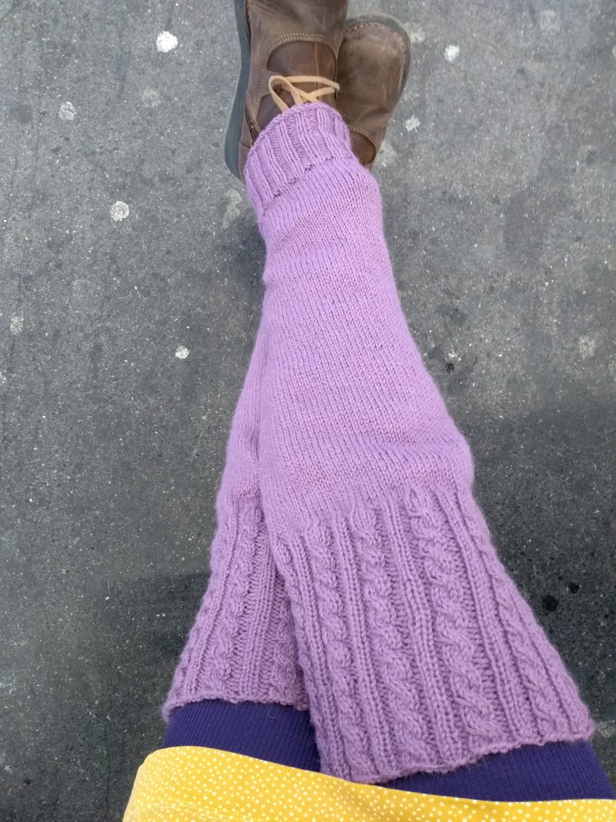 petronille_z's tweet photo. Un peu de douceur dans ce monde de brutes, jambières toutes douces en drop lima, extra longues pour couvrir les genoux en vélo !
#teamtricot
Modèle #dropDesign Wooly trotters 114/7 https://t.co/DD4mvC4ECH