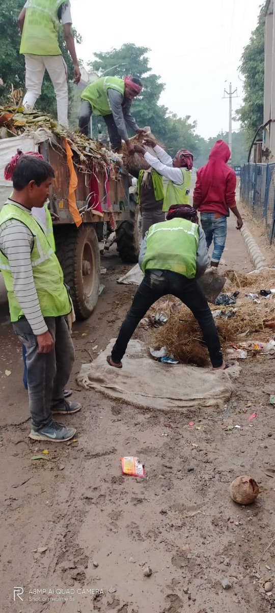 rwa_ardeecity's tweet photo. @cmohry @kMakrandIAS @DC_Gurugram @MunCorpGurugram @TOIGurgaon @HTGurgaon Ardee City for immediate MCG takeover. 2 decades gone. DTCP से अनुरोध है builder को मुक्त करे। क्यों
Residents की हालत ख़राब हो चुकी है। RWA pooling fund for upkeep. In Pic RWA staff 
#ArdeeCityMCGTransfer https://t.co/vqvRdTlPW2
