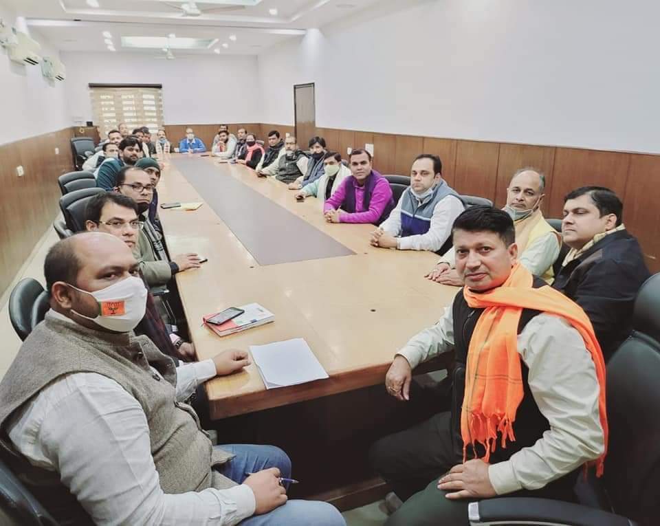 MKaushalBJP's tweet photo. भाजपा दिल्ली प्रदेश कार्यालय में पूर्वांचल मोर्चा की बैठक आगामी 14 जनवरी 2021 #मकर_संक्रांति_महोत्सव_2021  के कार्यक्रम को लेकर  पूर्वांचल मोर्चा के कार्यकर्ताओं के साथ बैठक हुई..।
@siddharthanbjp @adeshguptabjp @BJP4Delhi https://t.co/WrhaYD6Zz1