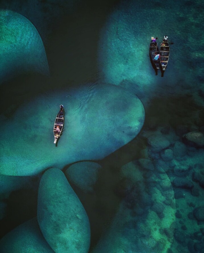 desi_thug1's tweet image. Clearer than a crystal ! Umngot river is a unexplored paradise in Meghalaya