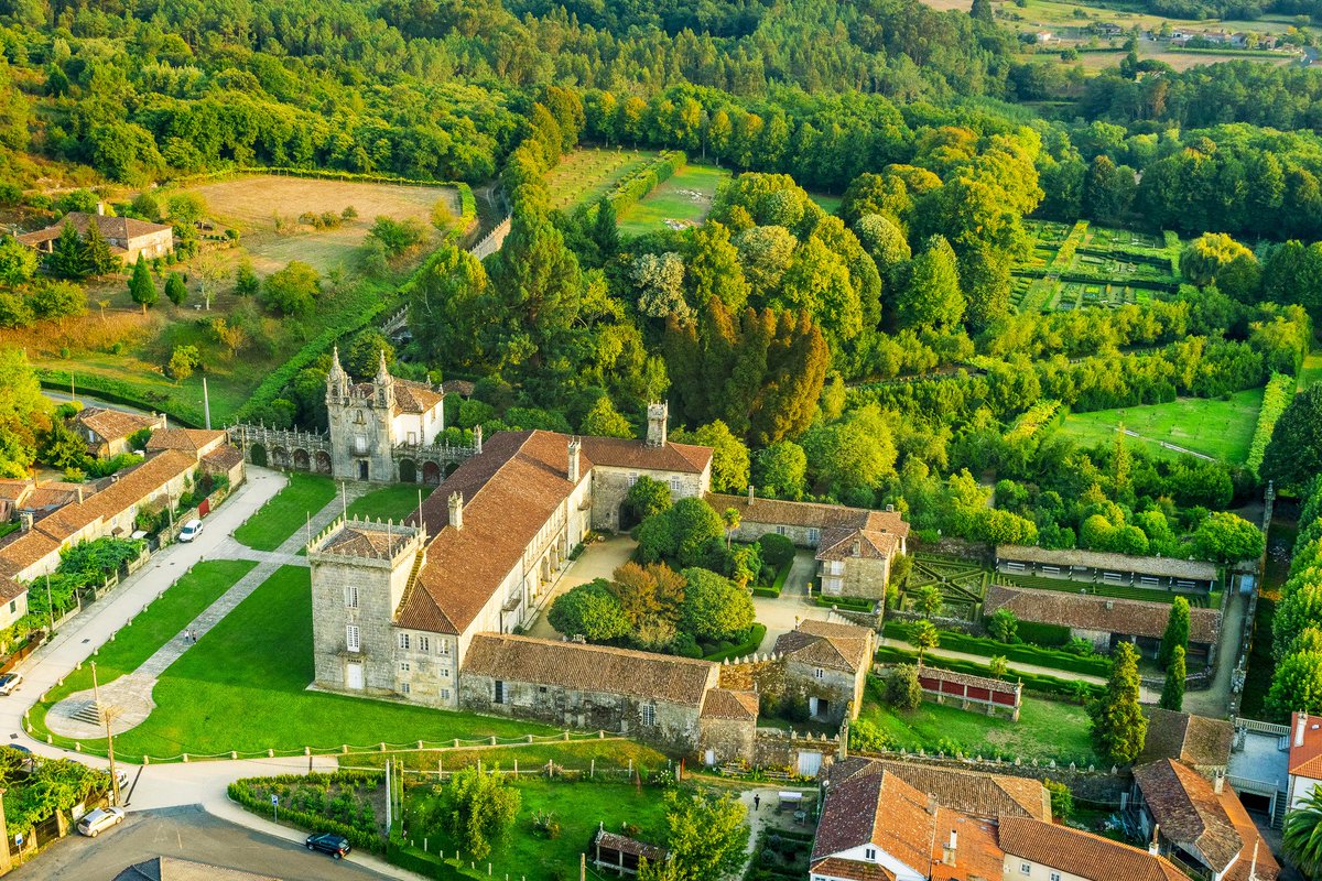 turisriasbaixas's tweet photo. #BuenosDías y #FelizJueves desde #AEstrada!
El espectacular @pazodeoca se encuentra en la comarca Terras do Ulla y su origen se remonta al siglo XIII. Sus impresionantes jardines destacan por sus estanques y su colección de camelias. https://t.co/BWgdBkXDE3