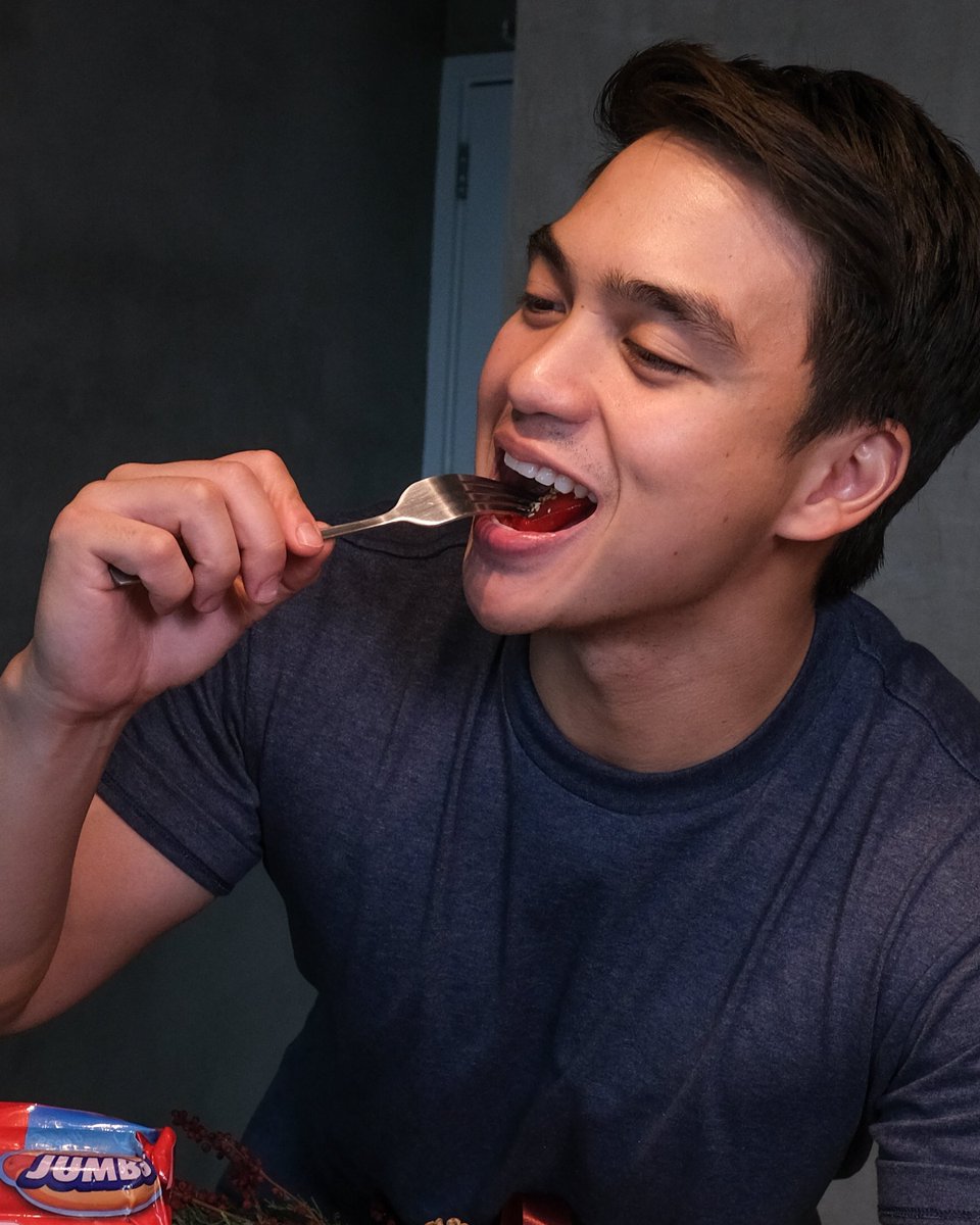 domdomroque's tweet photo. Saraaaaappppp!♥️ Swipe left sa pag kagat! 😂
.
.
.
@purefoods
#Purefoods
#TJHotdogs https://t.co/9wHUO4loDw