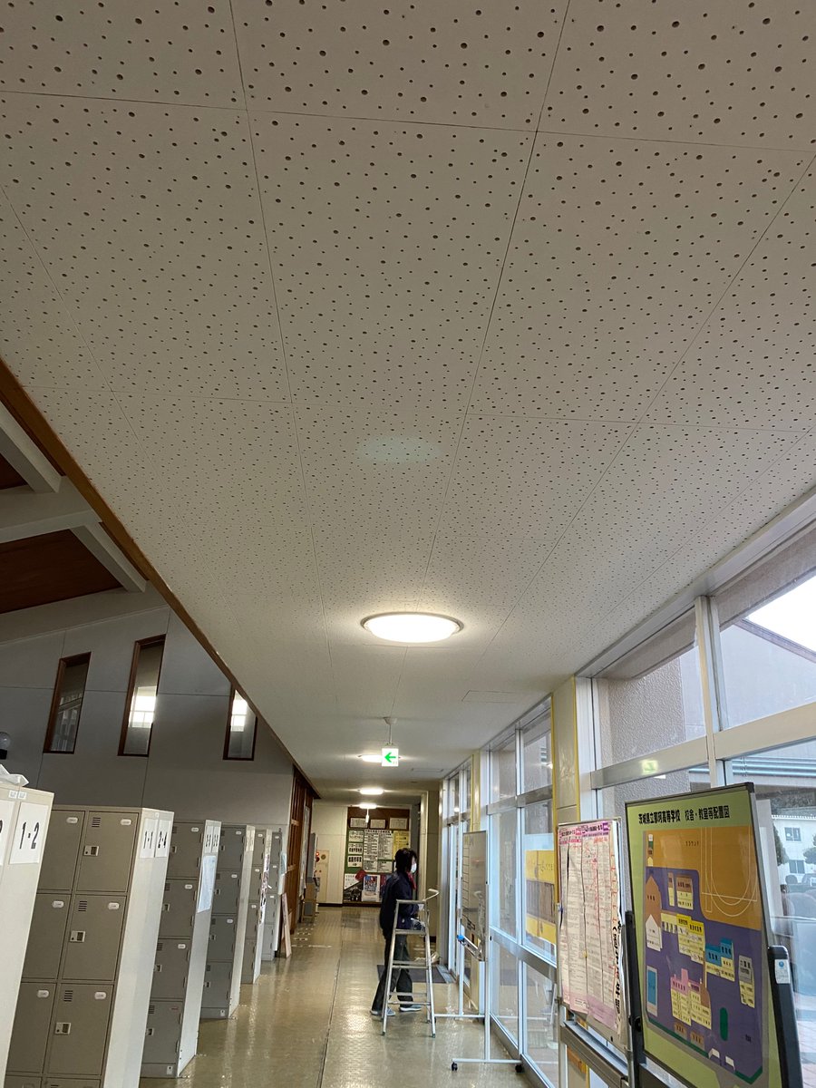 那珂高等学校 公式 校内美化 明日から3学期が始まります 新年を迎えるにあたって 技術員さんが 昇降口前の廊下の天井をキレイに塗り替えてくださいました ありがたいことです 3枚目の写真は作業途中の写真です