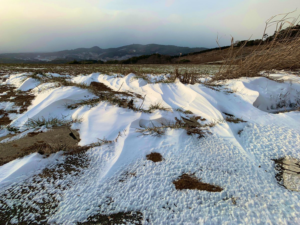 「雪が風に削られて面白い形になってる 」|ハンカチのイラスト