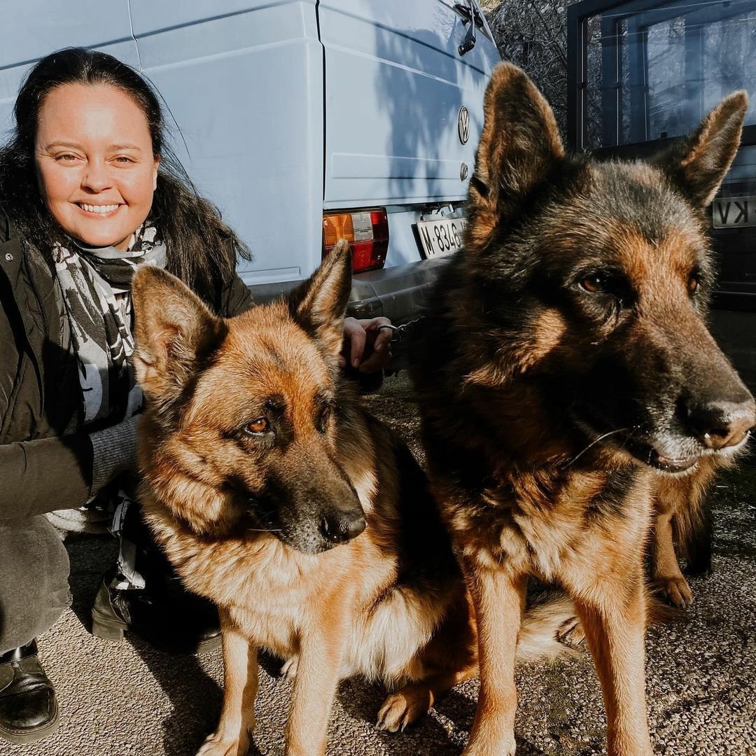 WDurcal's tweet image. #Reposted from @ShailaDurcal
••••••
Mis lobos!!!! Gibson &amp;amp; Cheska!!!! Feliz Día de Reyes! #SDSecurity #DurcalPets

#cantante #compositora #musica #actriz #artista #musicaromantica #familytime❤ #diadereyes👑 #familiaperruna #españa🇪🇸