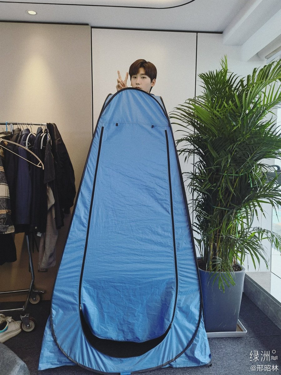 XingZhaoLinTHFC's tweet photo. 210107 | #XZL Oasis &amp; Weibo Update :
"นี่คือวิธีเปลี่ยนเสื้อผ้าของนักแสดงที่สูง 1.9 เมตร"

สูงขึ้นทุกปีเลย หลินกินอะไรเข้าไปคะ แอดจะอยู่แค่ประมาณหน้าท้องหลินแล้วนะ 😂

© : 邢昭林
#xingzhaolin #邢昭林 #สิงเจาหลิน #형소림 https://t.co/s11mO4wxQk