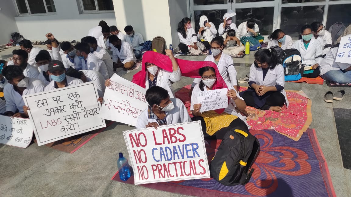 shalinibhol's tweet image. Day 2 of protest by students of Phulo jhano medical college and hospital.
#setUpLabs 
#savepjmch
#WeWantJustice 
@HemantSorenJMM @BannaGupta76 @sunilsoren_mp @DumkaDc @BasantSorenji @official_aimsa @Meet_Ghonia @shubham_a_jha @RSB_85 @OfficeBanna