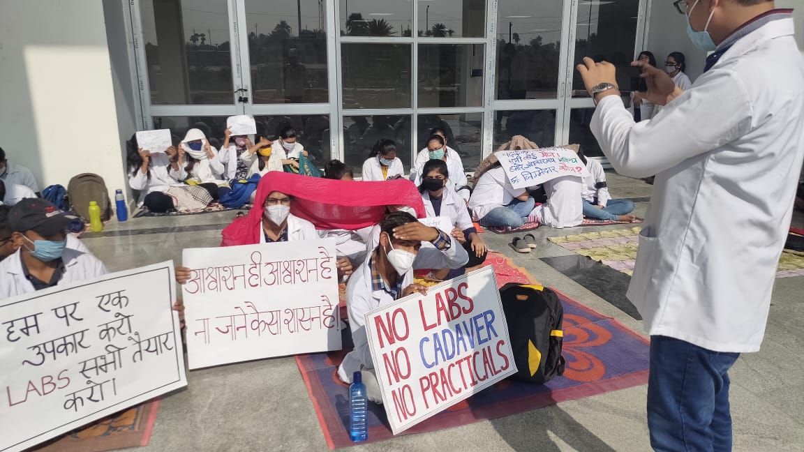 shalinibhol's tweet image. Day 2 of protest by students of Phulo jhano medical college and hospital.
#setUpLabs 
#savepjmch
#WeWantJustice 
@HemantSorenJMM @BannaGupta76 @sunilsoren_mp @DumkaDc @BasantSorenji @official_aimsa @Meet_Ghonia @shubham_a_jha @RSB_85 @OfficeBanna