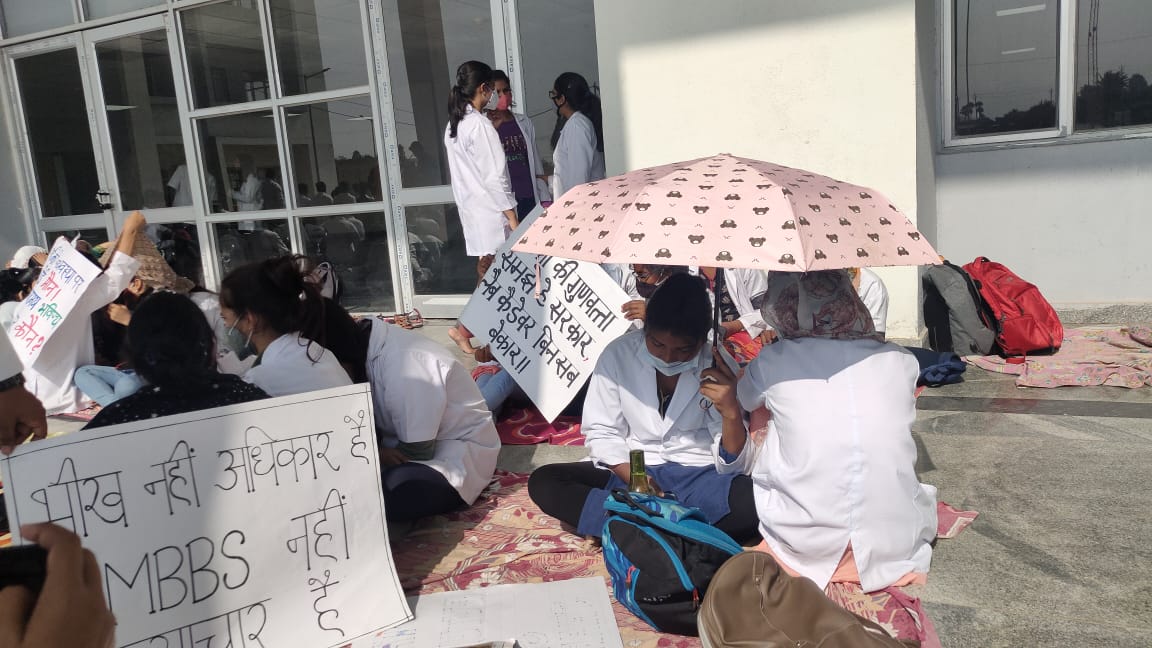 shalinibhol's tweet image. Day 2 of protest by students of Phulo jhano medical college and hospital.
#setUpLabs 
#savepjmch
#WeWantJustice 
@HemantSorenJMM @BannaGupta76 @sunilsoren_mp @DumkaDc @BasantSorenji @official_aimsa @Meet_Ghonia @shubham_a_jha @RSB_85 @OfficeBanna