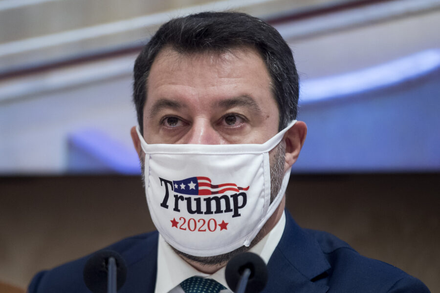 licekimi7's tweet image. Quando vi indignate per Trump ricordatevi che "nessun Hitler può terrorizzare il mondo senza milioni di idioti pronti a sostenerlo".