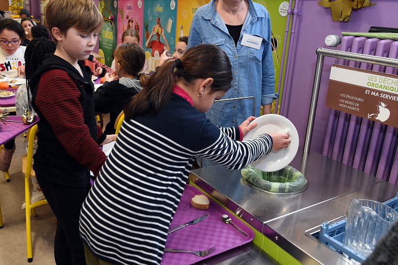 Stop au gaspillage alimentaire ! #SaintÉtienne Métropole accompagne les communes qui souhaitent limiter le gaspillage alimentaire dans leurs restaurants scolaires, les maisons de retraite et les crèches. Un pas de + vers le #zéro déchet 🌏👉 bit.ly/35i9K1c <a href="/ademe/">ADEME</a>