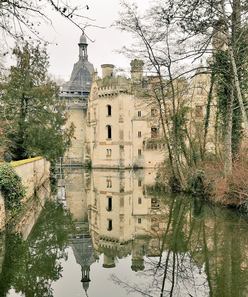 AlainPichon86's tweet photo. Magnifique visite hier du Château de la Mothe-Chandeniers avec @MARIEBELLAMY. Un joyau du patrimoine du @departement86 parmi tant d'autres. Nous sommes mobilisés pour encourager ces belles initiatives créatrices d'attractivité pour la Vienne. Merci à @RomainDelaume et son équipe https://t.co/csK6bRPObE
