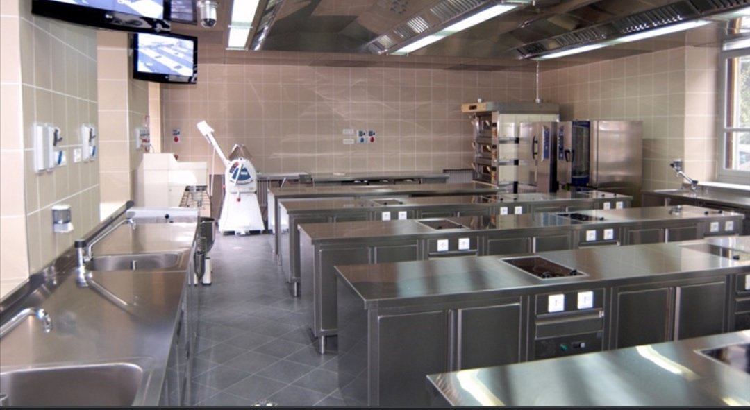 LorenzoGranata4's tweet photo. Le cucine della nostra scuola #cfpcomo quando si poteva fare laboratorio senza problemi e restrizioni #cucina @ComoCfp https://t.co/rCx8qrjIvT