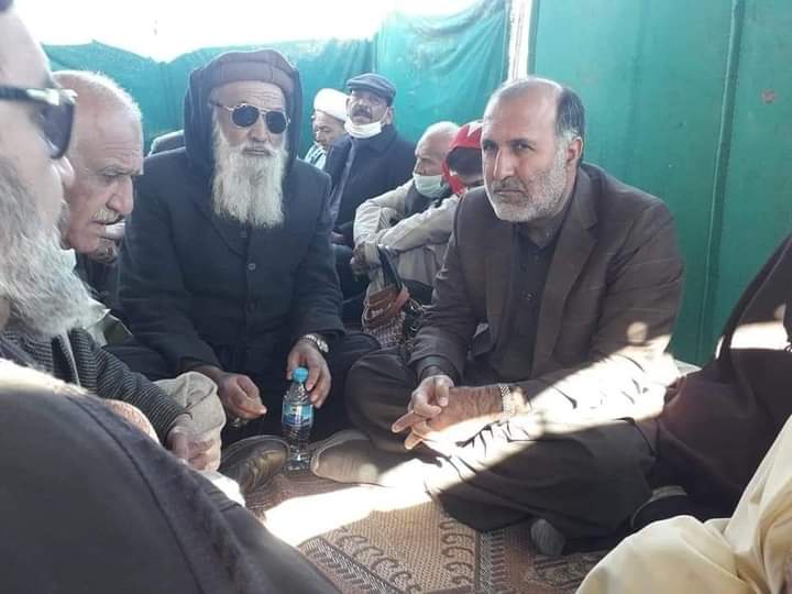 Kamran_gigyani's tweet photo. #کوئٹہ
اے این پی بلوچستان کے صوبائی صدر اصغر خان اچکزئی ہزارہ برادری کے دھرنے میں تعزیت اور فاتحہ خوانی کے موقع پر ہر قسم تعاون کی یقین دہانی کرائی۔
#Quitta 
#Kamrangigyani https://t.co/YXSSPLMhfJ