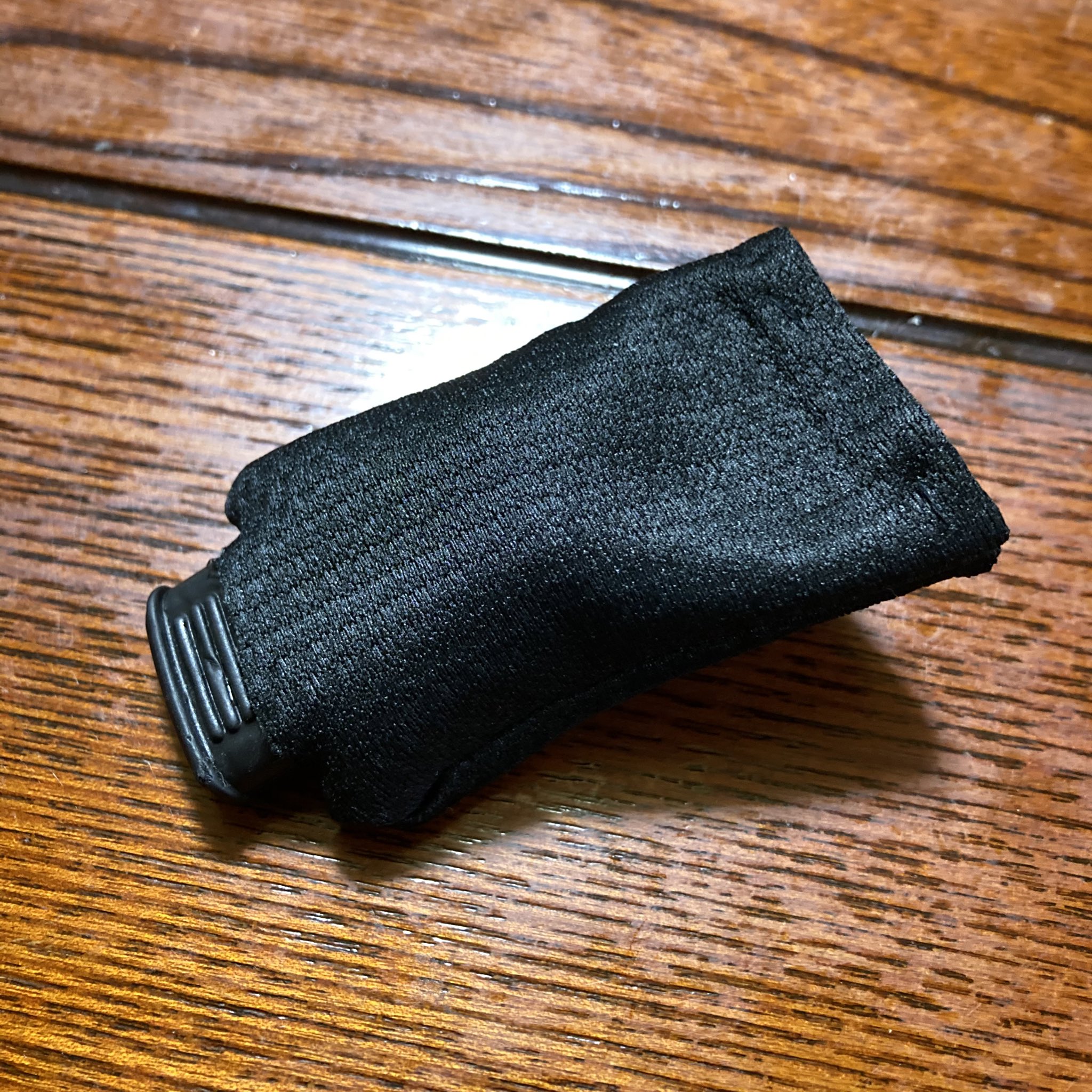 Murat 100円ショップの素材でホイッスルカバーを作成 1つあたり作成時間30分 1つ目はタイトになり過ぎた 2つ目は上手く出来たと思う 心配なのは耐久性 なにせ手縫いなので 笑 ハンドホイッスル愛好家なので 紐通しの穴はありません バスケ