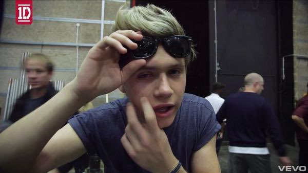 So the kiss you music video is 8 years old today, that also means it’s been over 8 years since Niall gave himself a black eye while playing with the car visor 😂😂