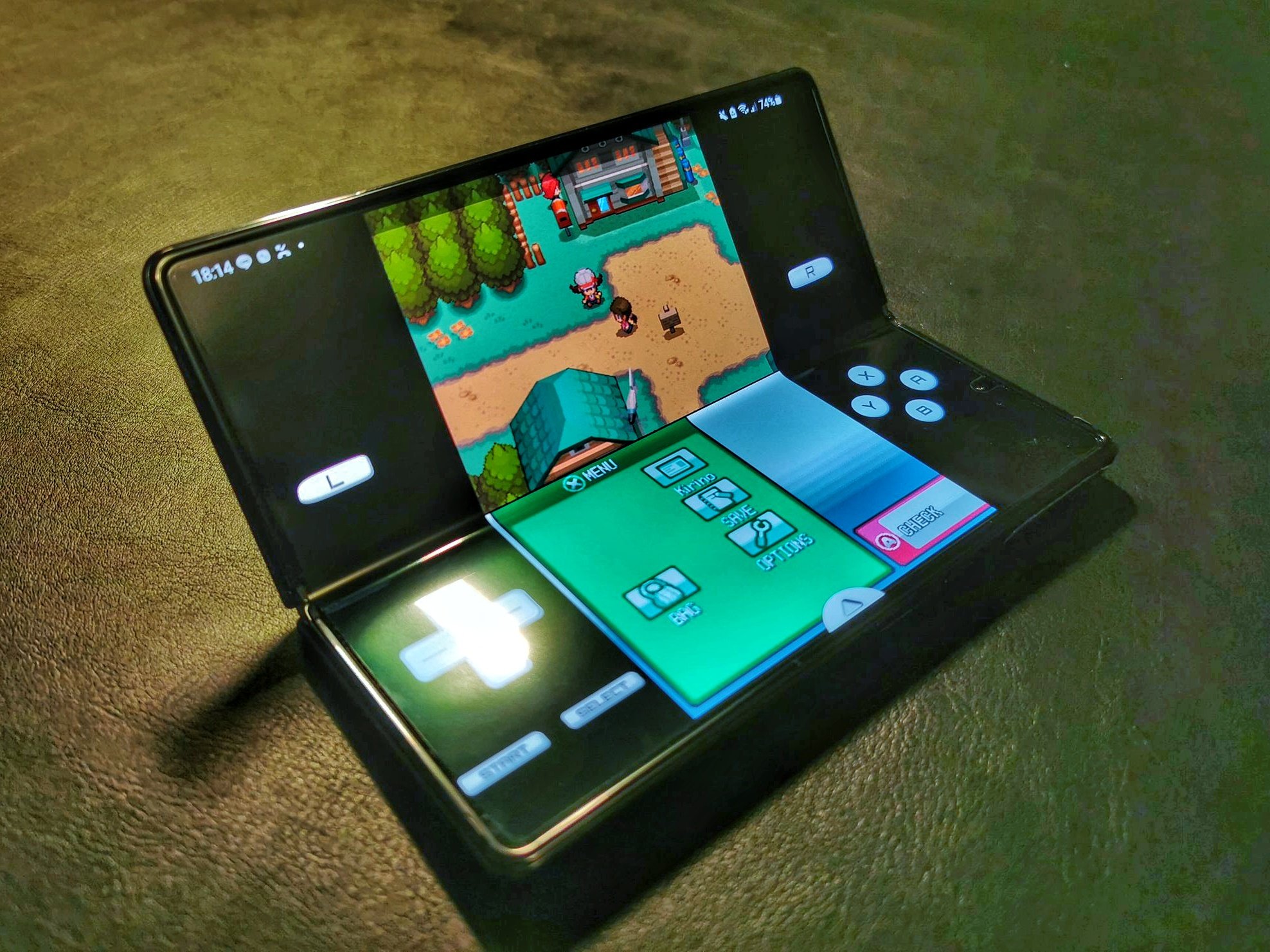 H De Technojapan Net 折り畳み液晶スマホでdsエミュレートはズルい まず見た目が最高すぎるw実際はボタンやパッドの感触なくて遊ぶなら実機ってなるけどまず見た目がもう Twitter