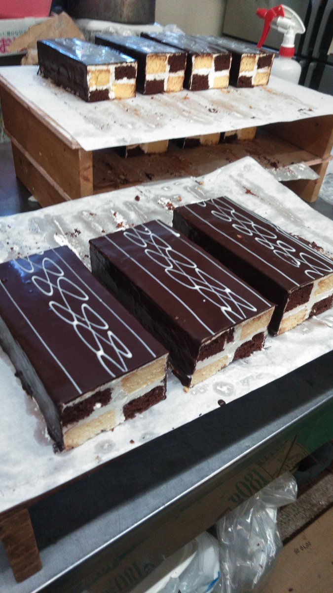 ケーキの店モニカ ケーキの店モニカ 本日のオススメケーキ ダミエ 市松模様のバタークリームのケーキ ファンがいるので切らさない様にしてます