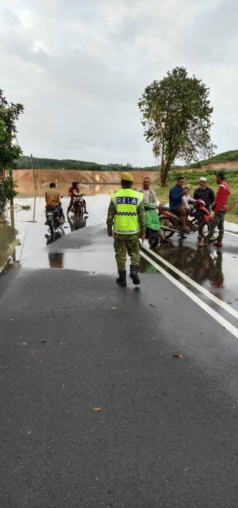 PENUGASAN RONDAAN PKP BERSAMA PDRM

TARIKH : 07/01/2021
NEGERI : KELANTAN 
DAERAH : KUALA KRAI 

#MalaysiaBebasCovid19 
#Elak3SAmal3W 
#kitajagakita 
#penjarakanfizikal 
#PatuhiSOP 
#SetiaBerbakti